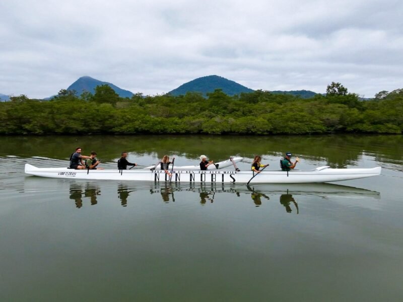 Remar de canoa havaiana pela baía